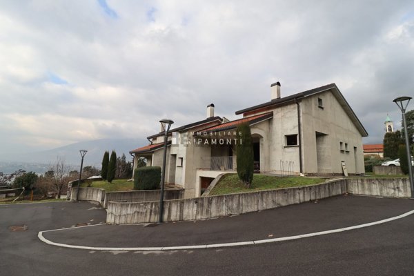 casa indipendente in vendita ad Oggiono in zona Imberido