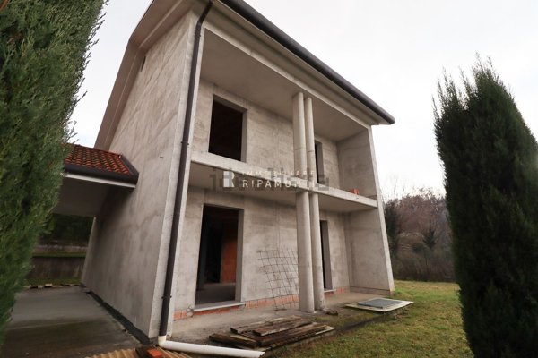 casa indipendente in vendita ad Oggiono in zona Imberido