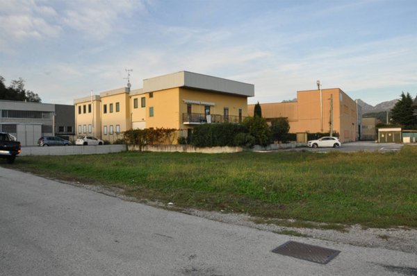terreno edificabile in vendita ad Oggiono