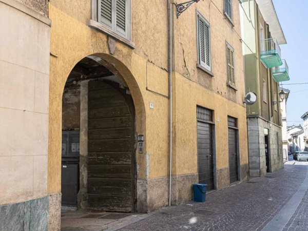 negozio in vendita ad Oggiono