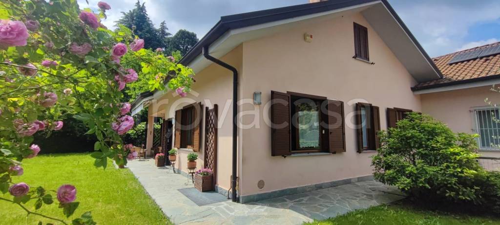 casa indipendente in vendita ad Oggiono