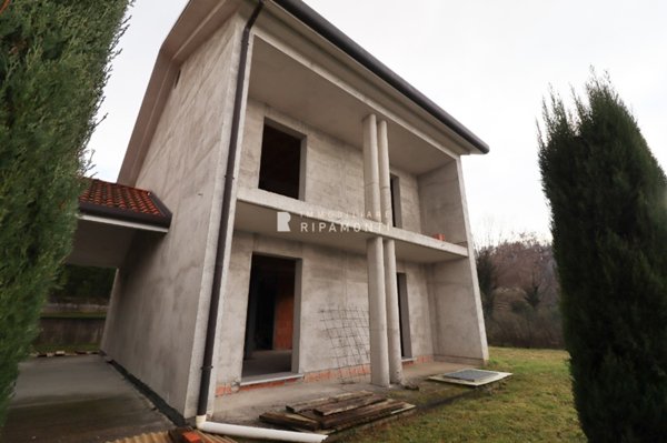 casa indipendente in vendita ad Oggiono in zona Imberido