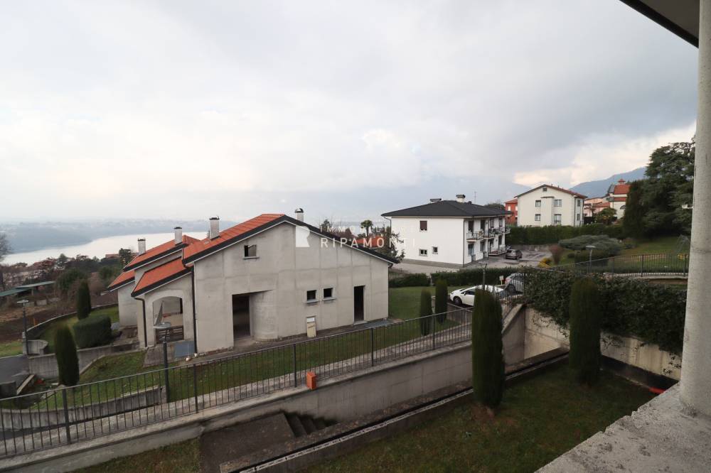 casa indipendente in vendita ad Oggiono in zona Imberido