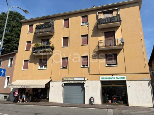 locale commerciale in vendita ad Oggiono