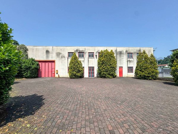 locale commerciale in vendita ad Oggiono