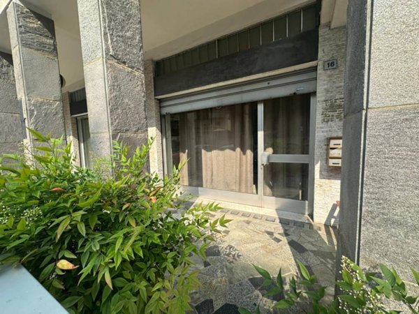 negozio in vendita ad Oggiono