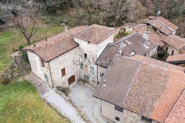 casale in vendita ad Oggiono in zona Imberido