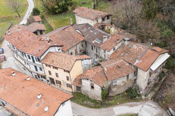 casale in vendita ad Oggiono in zona Imberido