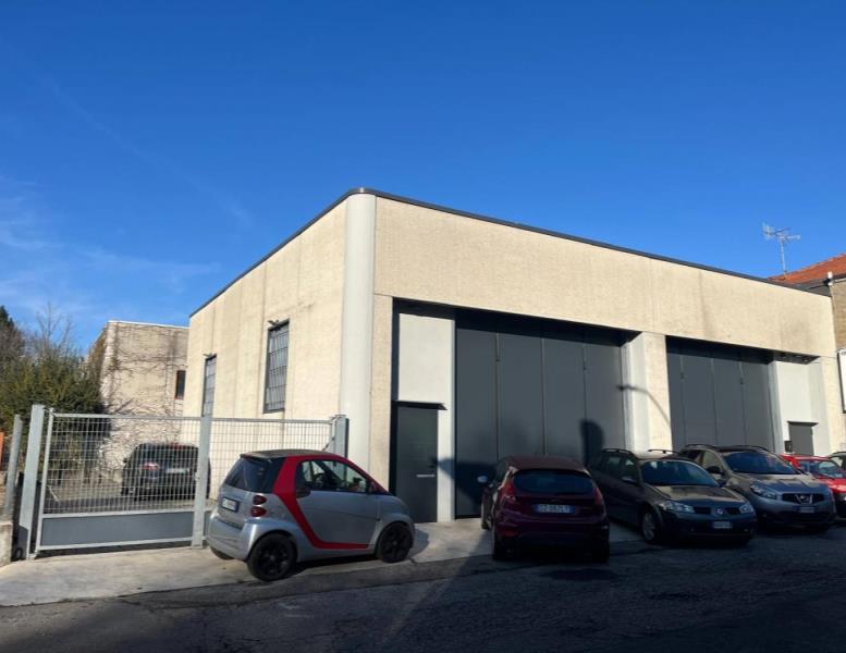 locale commerciale in vendita ad Oggiono