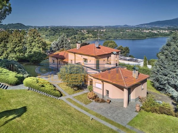 casa indipendente in vendita ad Oggiono in zona Imberido