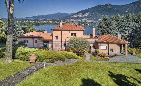 casa indipendente in vendita ad Oggiono in zona Imberido