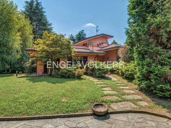 casa indipendente in vendita ad Oggiono in zona Imberido