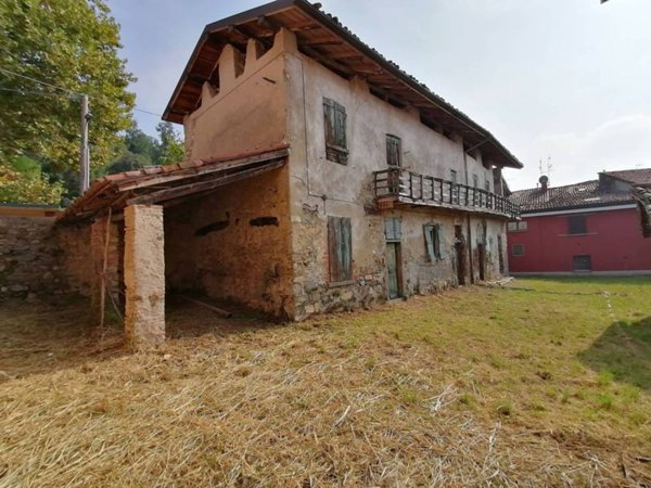 casa indipendente in vendita ad Oggiono in zona Imberido
