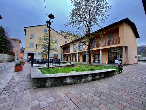 negozio in vendita ad Oggiono