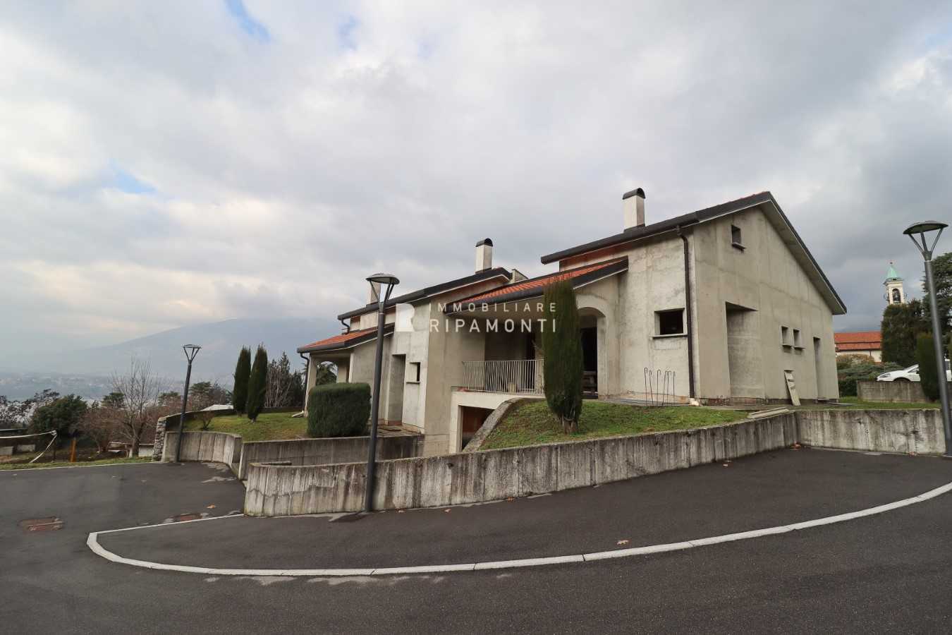casa indipendente in vendita ad Oggiono in zona Imberido