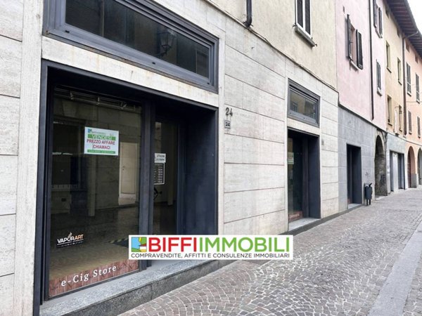 negozio in vendita ad Oggiono