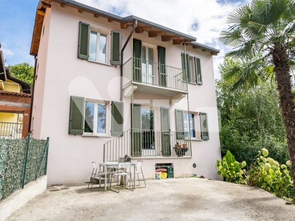 casa indipendente in vendita ad Oggiono in zona Imberido