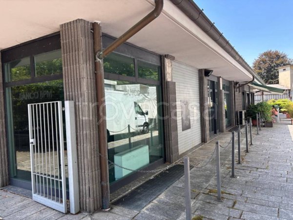 negozio in vendita ad Oggiono