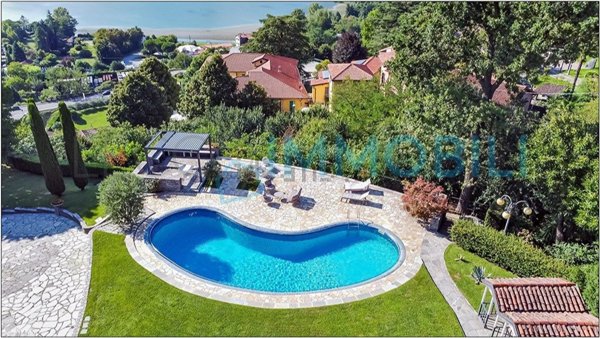 casa indipendente in vendita ad Oggiono in zona Imberido