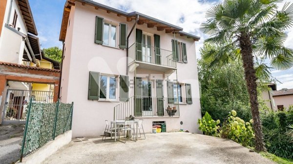 casa indipendente in vendita ad Oggiono in zona Imberido