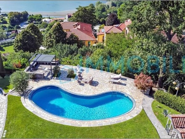 casa indipendente in vendita ad Oggiono in zona Imberido