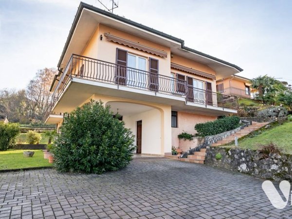 casa indipendente in vendita ad Oggiono in zona Imberido