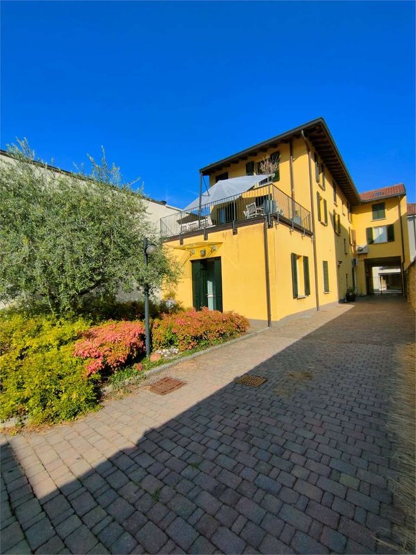 appartamento in vendita ad Oggiono in zona Imberido
