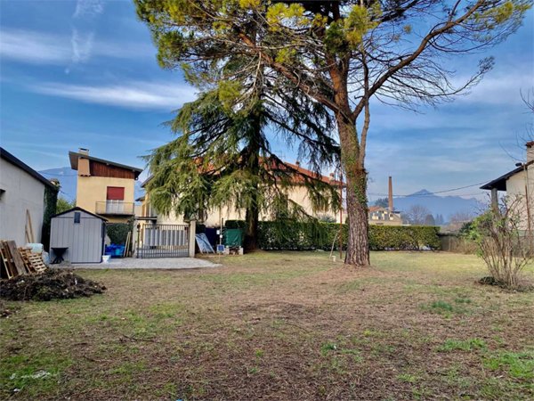 terreno edificabile in vendita ad Oggiono
