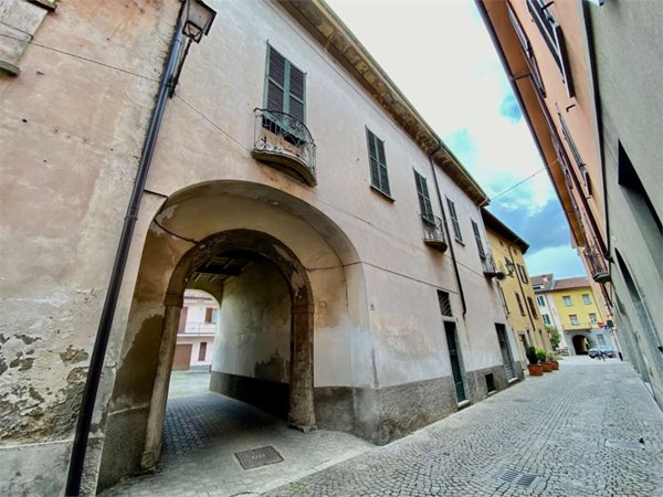 negozio in vendita ad Oggiono