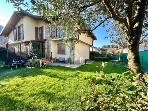 appartamento in vendita ad Oggiono in zona Imberido