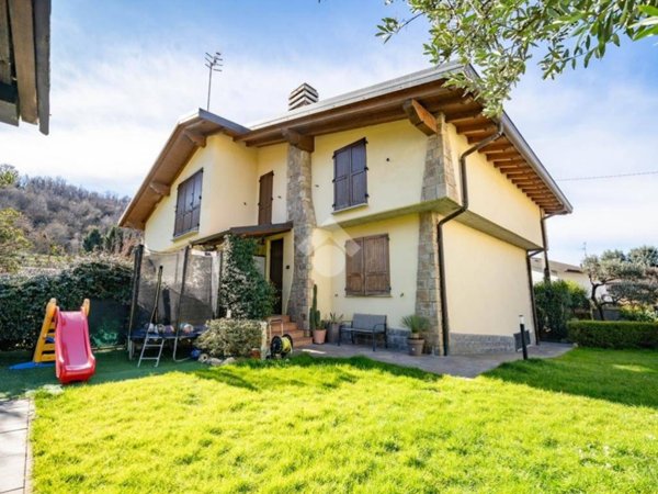 appartamento in vendita ad Oggiono in zona Imberido