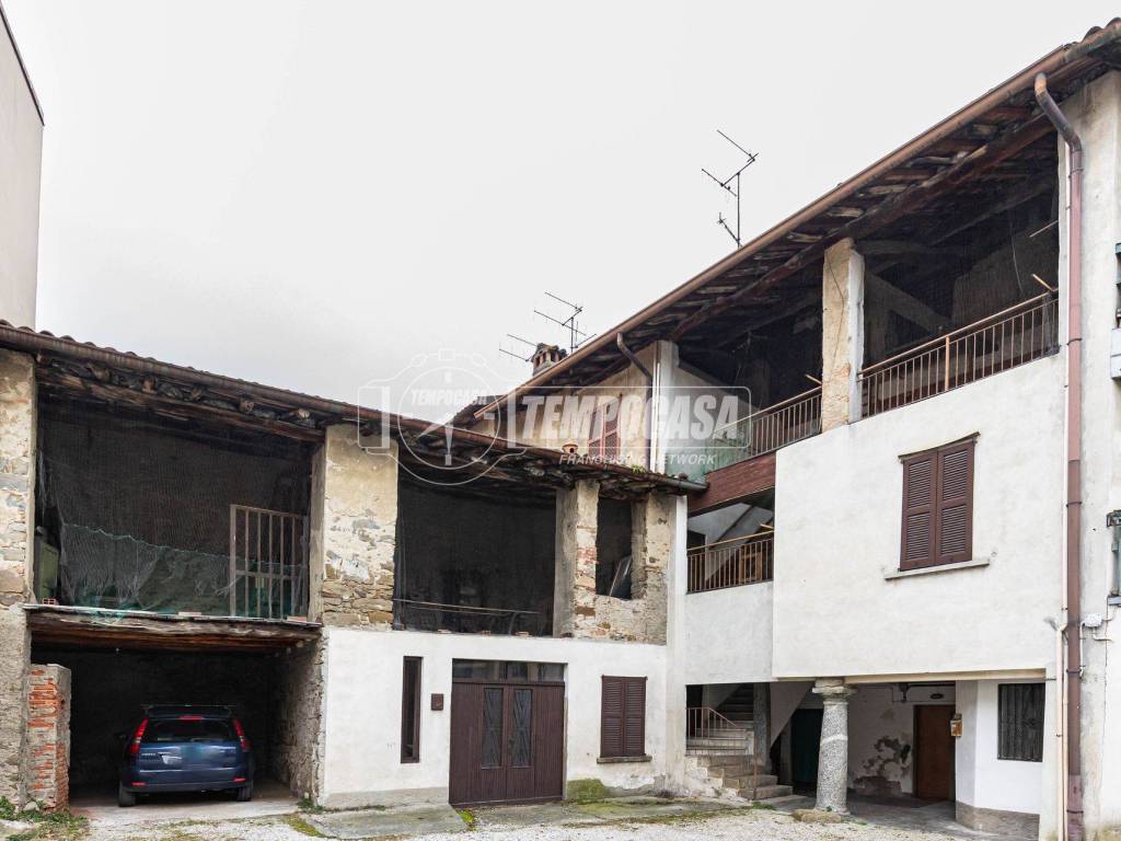 casa indipendente in vendita ad Oggiono in zona Bagnolo