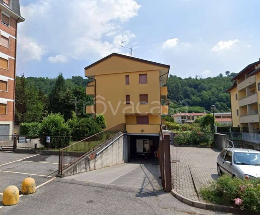 locale commerciale in vendita ad Oggiono