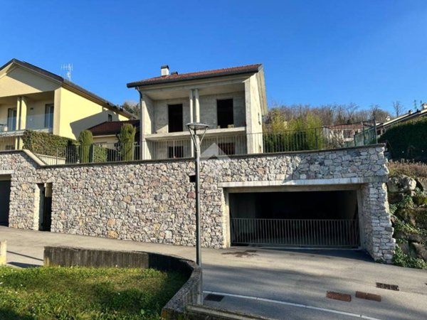 casa indipendente in vendita ad Oggiono in zona Imberido