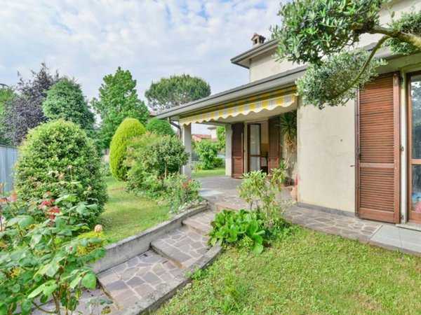 casa indipendente in vendita ad Oggiono
