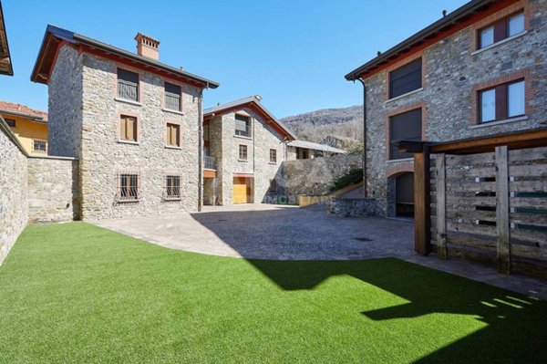 casa indipendente in vendita ad Oggiono in zona Imberido
