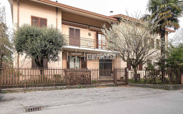 appartamento in vendita ad Oggiono in zona Miravalle