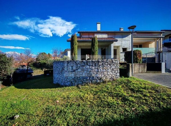 casa indipendente in vendita ad Oggiono in zona Imberido
