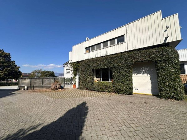 locale commerciale in vendita ad Oggiono