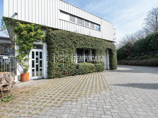 locale commerciale in vendita ad Oggiono