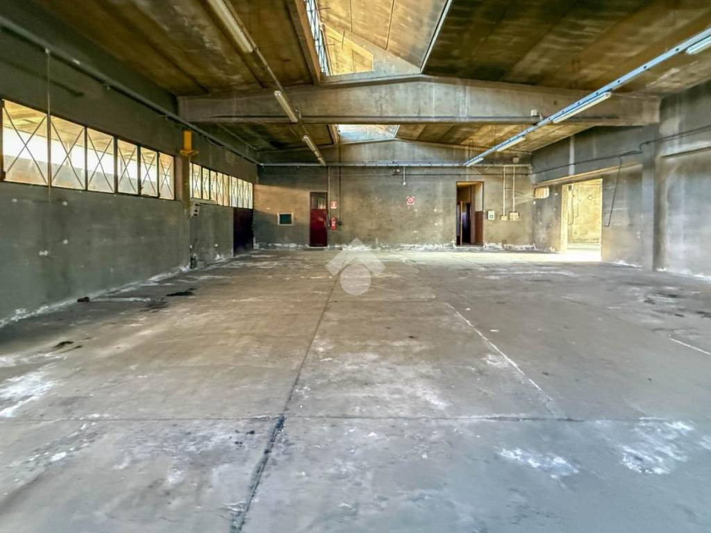 locale commerciale in vendita ad Oggiono