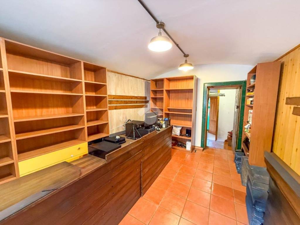 negozio in vendita ad Oggiono