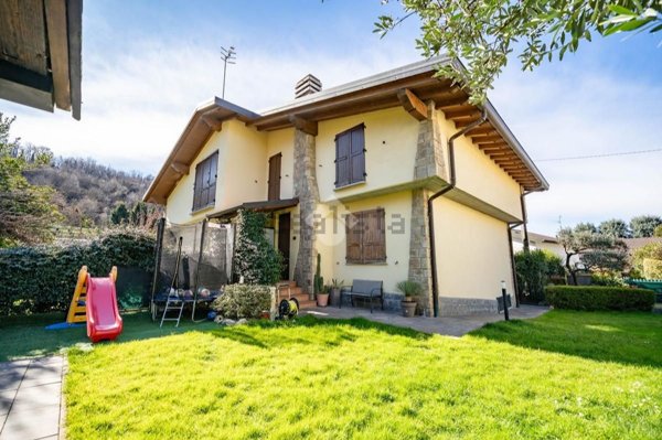 appartamento in vendita ad Oggiono in zona Imberido