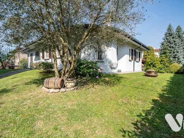casa indipendente in vendita ad Oggiono in zona Imberido
