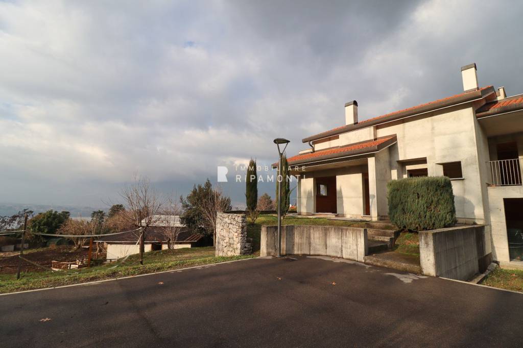 casa indipendente in vendita ad Oggiono