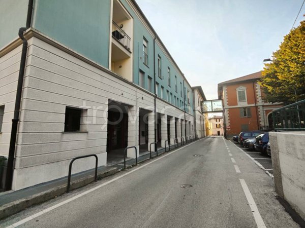 negozio in vendita ad Oggiono