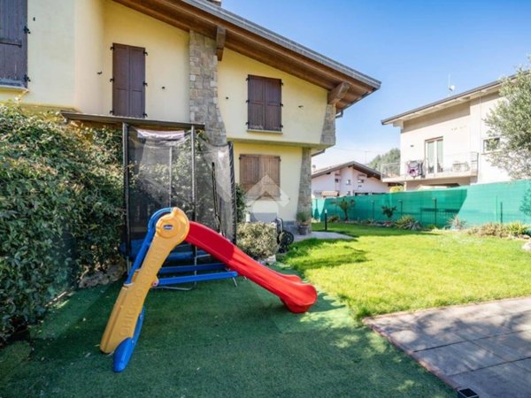 appartamento in vendita ad Oggiono in zona Imberido
