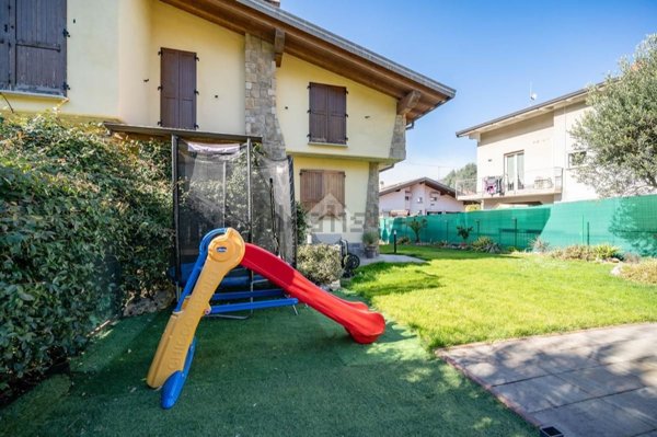 appartamento in vendita ad Oggiono in zona Imberido