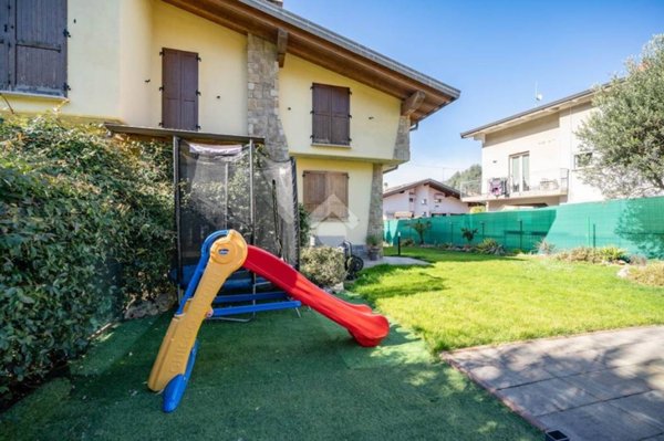 appartamento in vendita ad Oggiono in zona Imberido