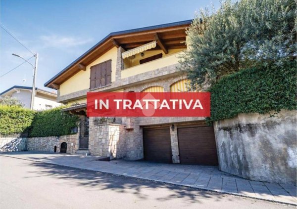 appartamento in vendita ad Oggiono in zona Imberido